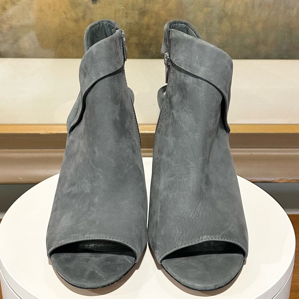 🌸VINCE CAMUTO🌸 Cholia Asymmetrical Sandal Bootie In Smoke Stack Nubuck Size: 12 - Picture 4 of 14